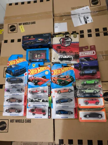 Lote de carrinhos Hotwheels e e outros