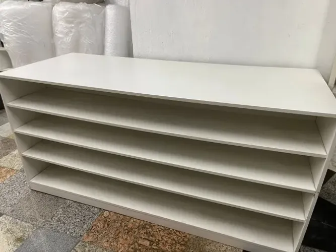 Móvel expositor com pratelheira branco com rodinha