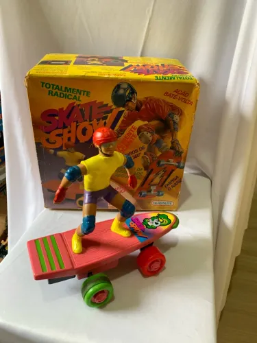 Boneco Skate Show Glasslite anos 80 falta a tampa da pilha elas ficam bem firme no local
