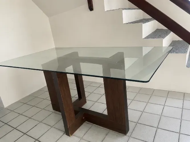 Mesa de vidro retangular sem cadeiras