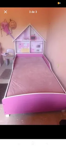 Vendo cama com colchão infantil rosa em formato de casinha