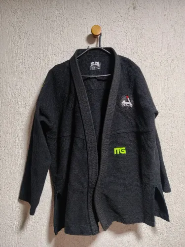 Kimono semi-novo muito conservado 