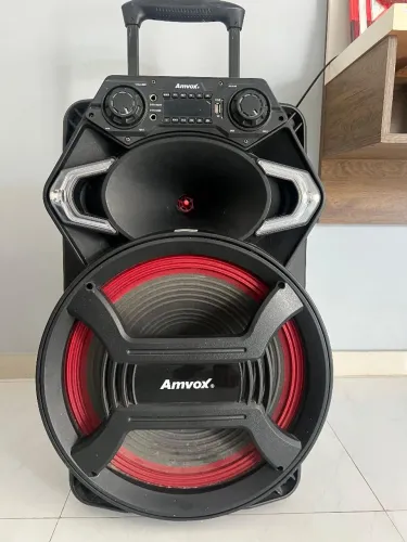 Caixa de Som Amvox com defeito
