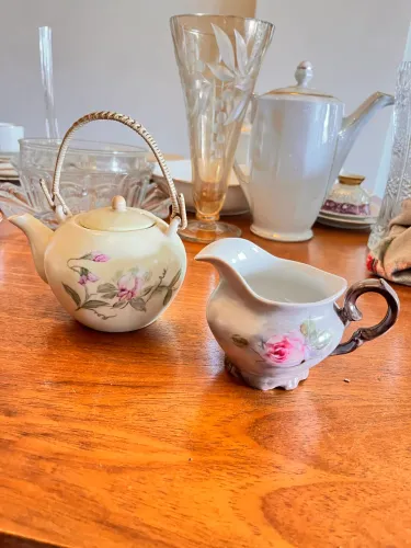Bule e molheira em porcelana 
