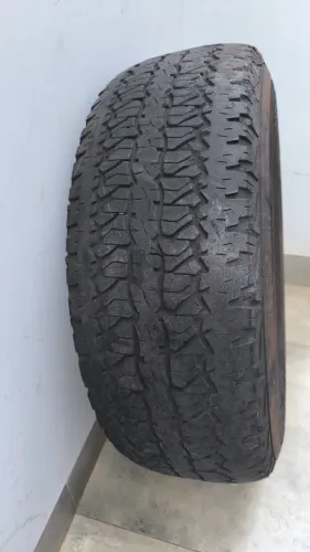Pneu e roda original de liga leve aro 16 da Nissan Frontier Attack