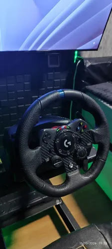 Volante Logitech G923 com pedais Fanatec CSL