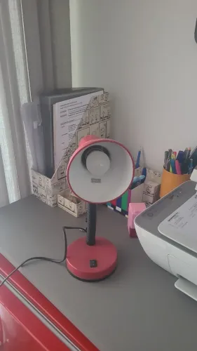 Luminária De Mesa Articulada cor vermelha com lâmpada fria acompanhando.