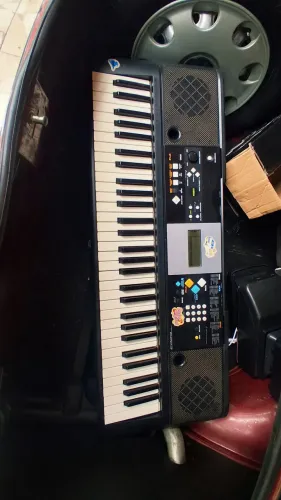 Teclado Yamaha PSR-E223 - Excelente Estado / Acompanha Fonte