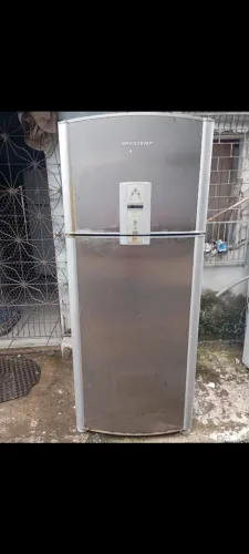 Geladeira Eletrolux toda boa.