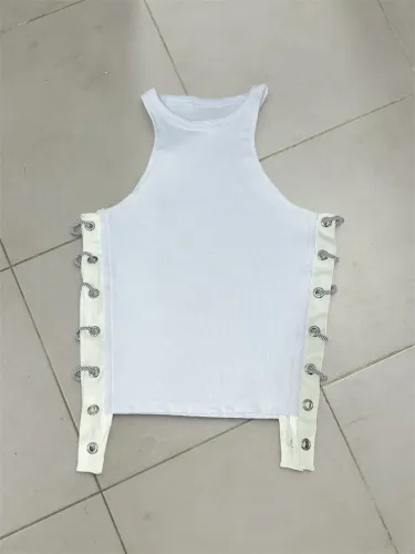 Regata Tank Top Branca Customizada com Argolas e Correntes de Metal - Exclusiva!