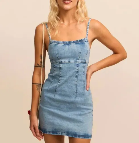 Vestido curto em jeans com lavagem dirty e zíper nas costas