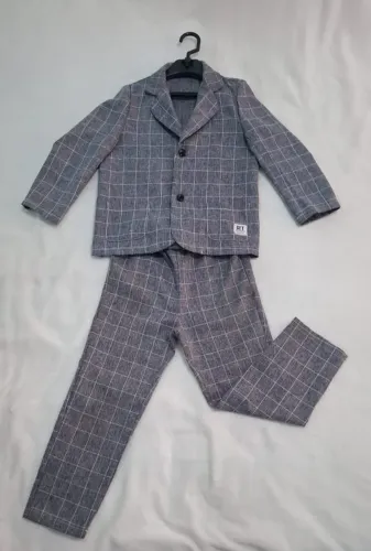Conjunto Blazer e Calça Tam 6 Mas veste 4 a 7. SemiNovo R$100 Reais. ENTREGO