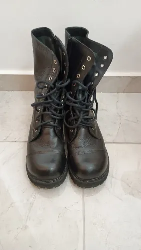 Coturno Vilela preto cano médio tamanho 42