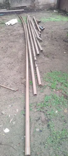Sobra de cano de esgoto e agua