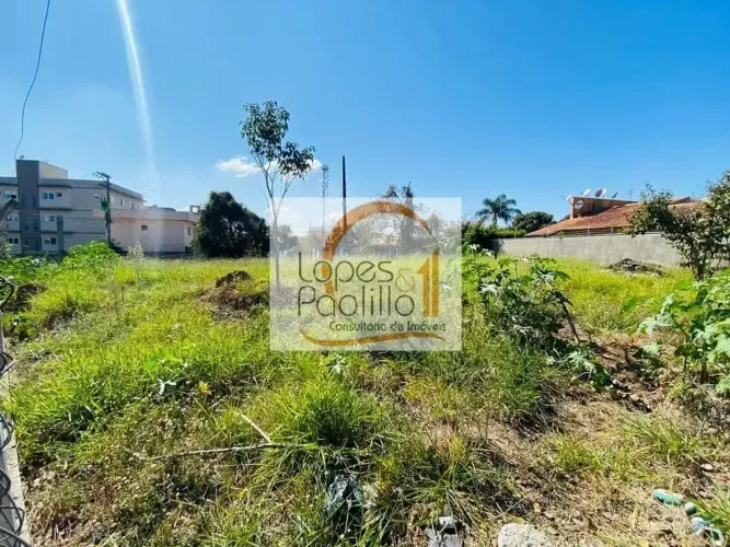 Procurando um ótimo terreno de esquina totalmente plano que serve tanto para Residência qu