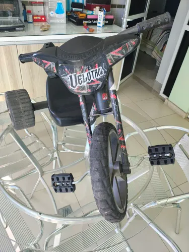 TRICICLO VELOTROL BANDEIRANTES PRA VENDER HOJE..TO SEM ESPAÇO E USO
