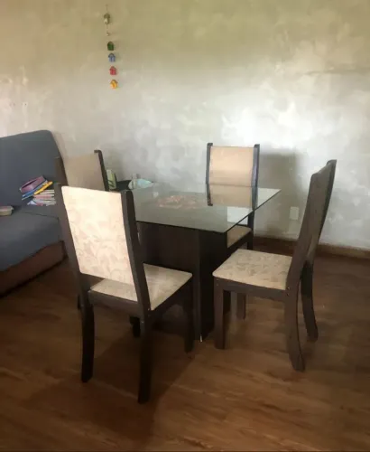 Mesa com 4 cadeiras