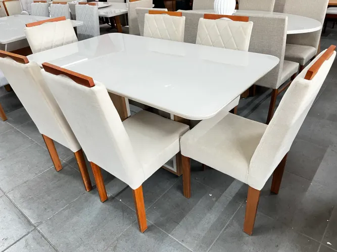 Mesa nova com 6 cadeiras de madeira