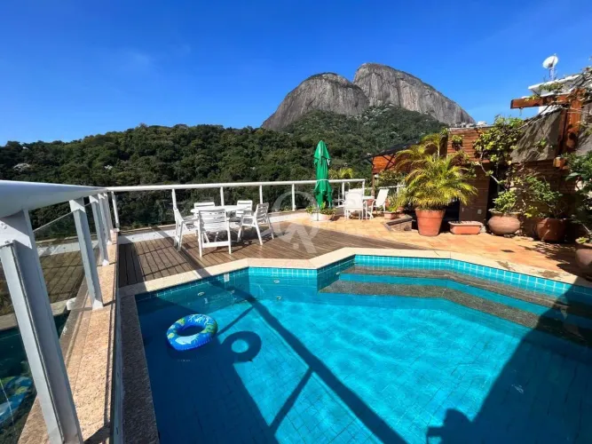 Cobertura na Gávea com vista panorâmica, 4 quartos, 1 suite e 2 vagas na escritura.