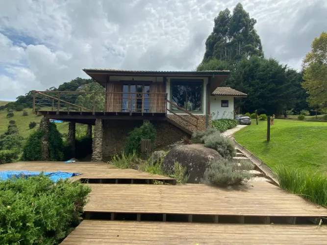 Sítio com 1,9 ha Casa sede + 3 chalés no Sertão do Canta Galo em Gonçalves - MG