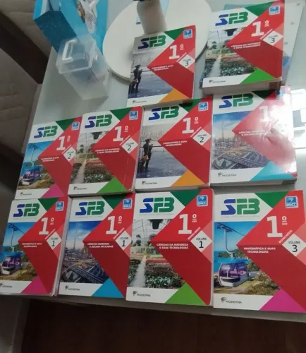 Livros do Médio sistema Farias Brito 1? ano 