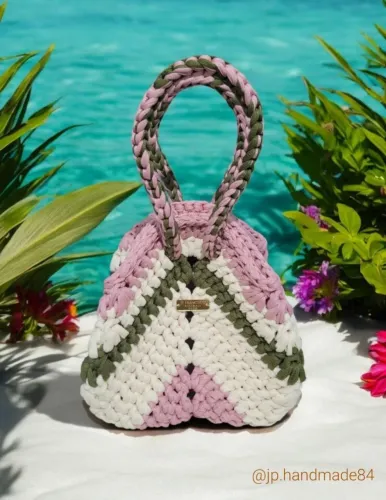 Bolsa de crochê artesanal em fio de malha