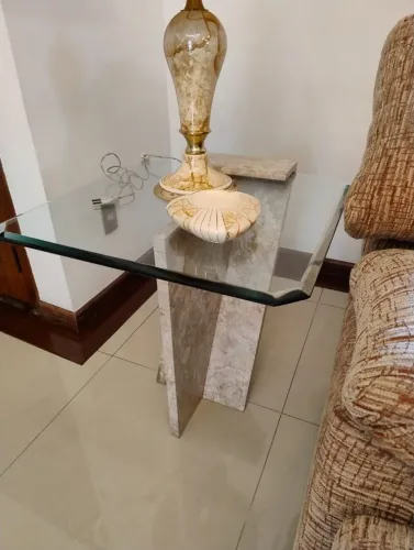 Mesa de canto base de mármore e tampo de vidro