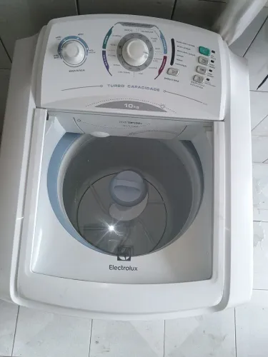 Vendo máquina de lavar Eletrolux turbo 10kg , 110V . Funcionando tudo perfeitamente.