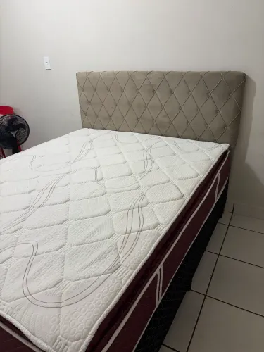 Cama queen com cabeceira