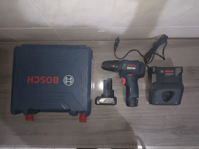 Parafusadeira Bosch GSB 12v-30 com 2 baterias e carregador turbo
