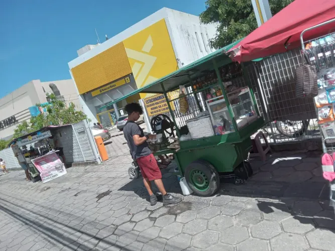 Vendo carro de caldo de cana fica em frente o banco do Brasil i perto da caixa no farol