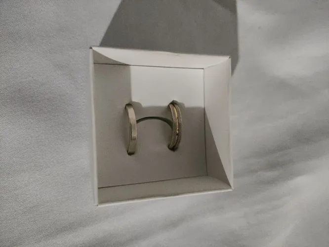 ALIANCA EM PRATA QUADRADA 3MM E UMA EM PRATA QUADRADA RUTILADA C FILETE OURO 18K 4MM