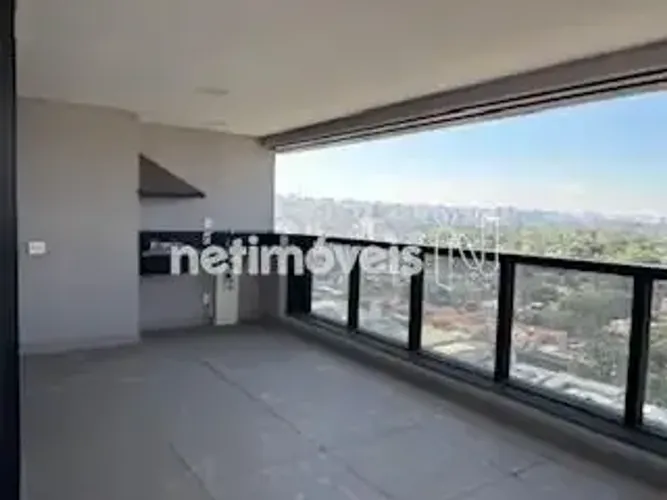 No coração de Pinheiros, na Rua dos Pinheiros esquina com Rua Auriflama, com vista cinemat