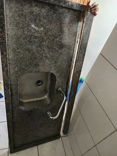 Vendo essa pia em mármore completa. Tamanho - 57cm de largura por 1,40 m de comprimento.