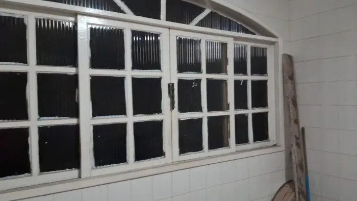 2 Janelas medindo 2,50 X 1,35 de altura