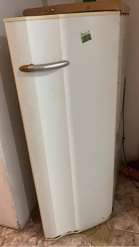 Geladeira com marcas de uso mais funcionando normalmente