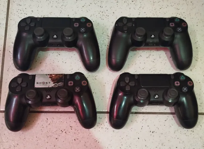 Pacote com 4 controles originais PS4 