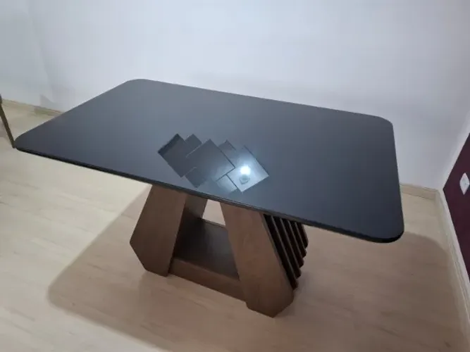 Mesa de Jantar 4 Lugares com Tampo de Vidro Temperado - Moderna