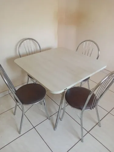 Mesa com 4 cadeiras