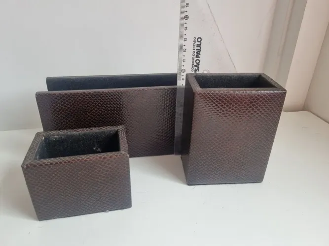 Kit porta treco pra mesa de escritório,  madeira revestido em couro,  semi novo