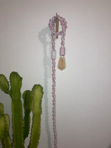 Cordão de luminária e suporte de madeira
