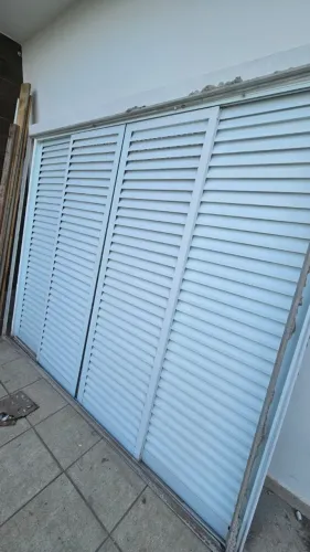 Porta Balcão Alumínio Branco com Veneziana e Vidro 2,58m x 2,12 m - excelente estado