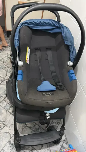 Carrinho de bebê com bebê conforto