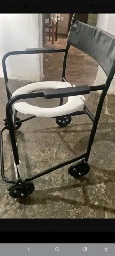 Vendo cadeira de rodas e cadeira de banho kit 500