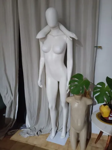 Manequim 3 Braços Branca Cabeça De Ovo Base Incluso Branco