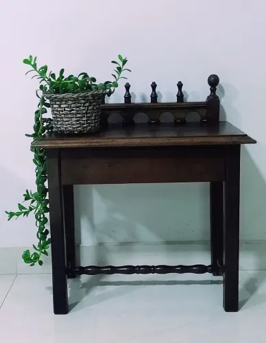 Mesinha Lateral / De Cabeceira Antiga em Madeira Maciça<br> Estilo Colonial com gaveta<br>250,00