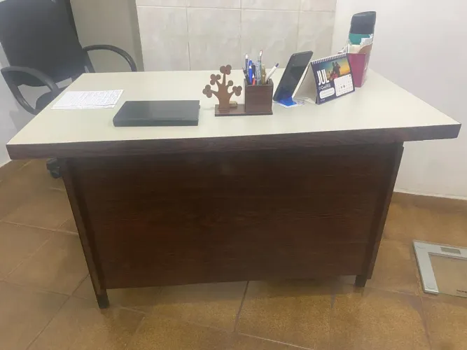 Mesa de escritório, com 2 gavetas e prateleiras.