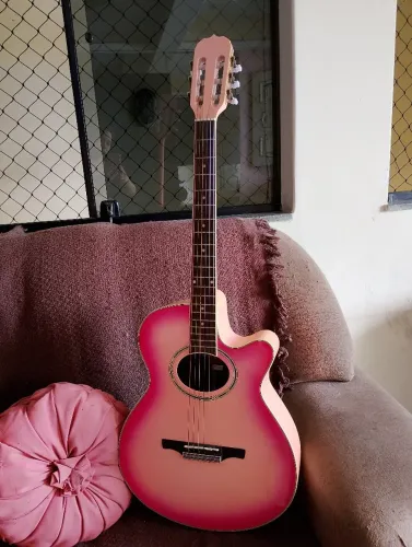 Violão elétrico rosa