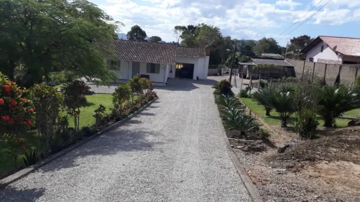 Belo Sitio em Ilhota com 8000m² terreno com casa rancho e plantação .