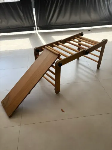 Triângulo articulado Pikler com rampa